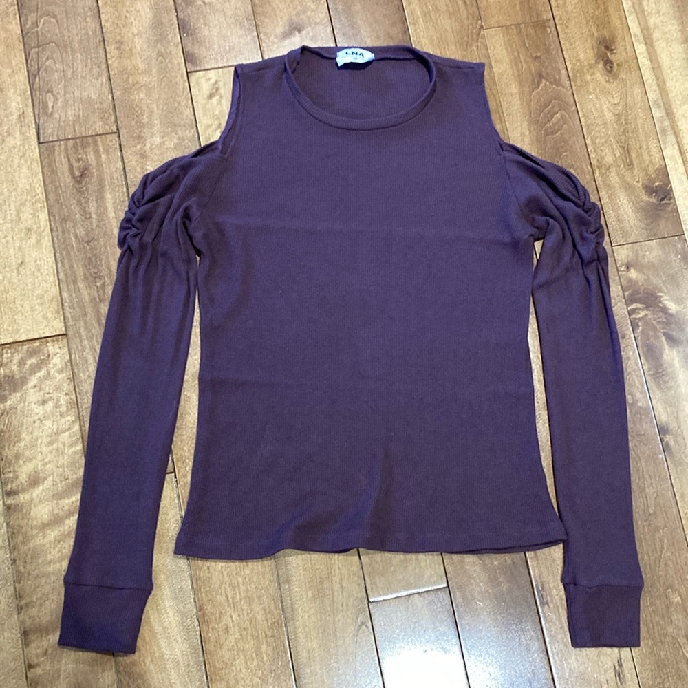 LNA Size: XS Shoulder Cut-Out Long Sleeved Tee Burgundy